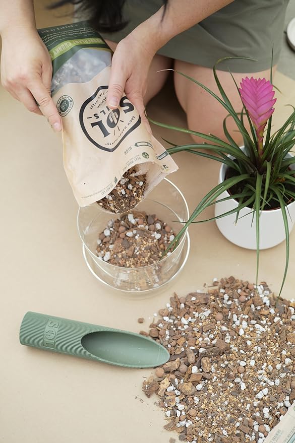 Sol Soils Chunky Houseplant Mix - Fast Draining Soil for Indoor Plants with Coco Coir Chips, Perlite, & Pumice, 1 Gallon