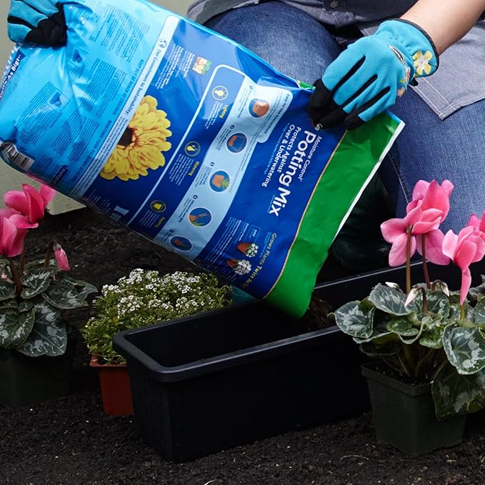 Miracle-Gro Moisture Control Potting Mix 6 qt.