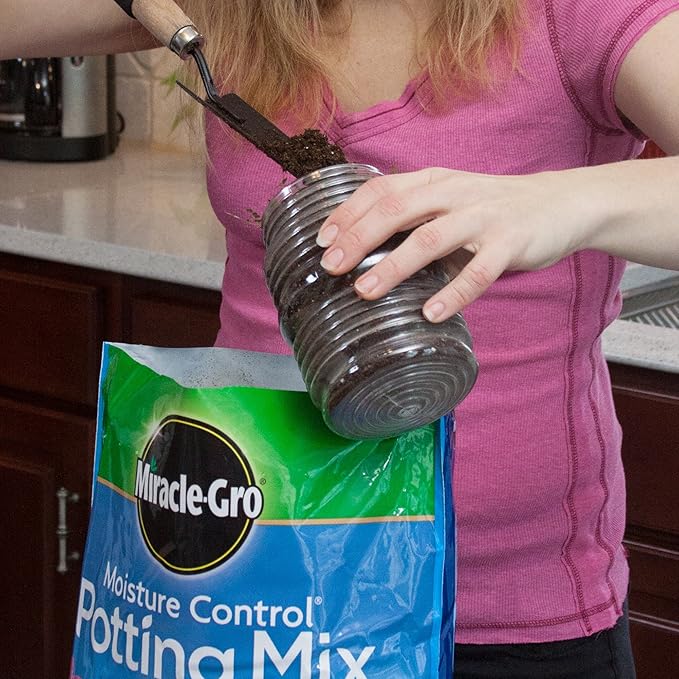 Miracle-Gro Moisture Control Potting Mix 6 qt.